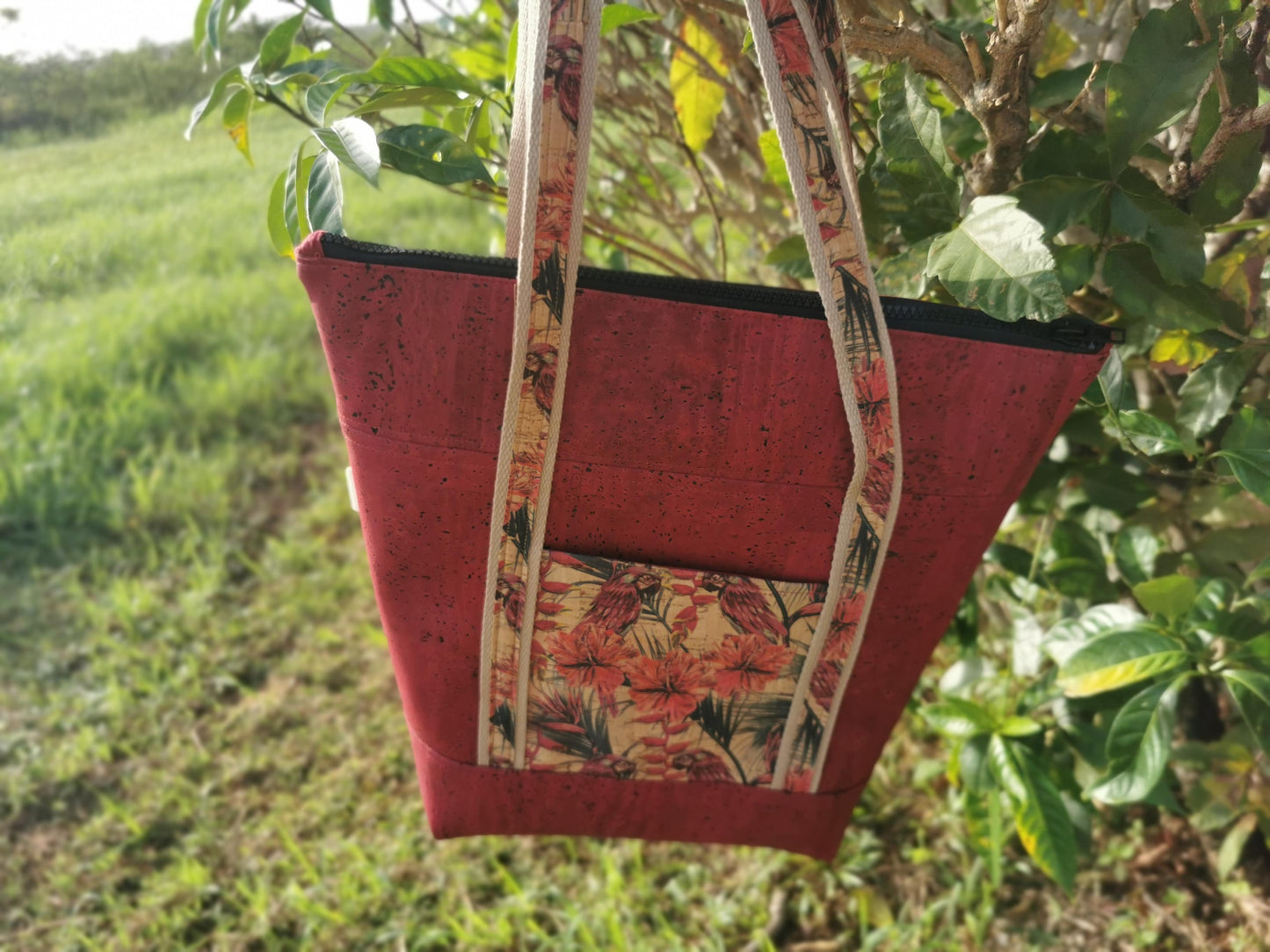 Sac cabas décor liège couleur lie de vin et imprimé ara/hybiscus